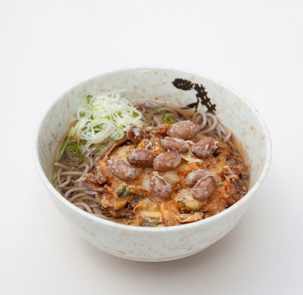 酒々井PAで味わえる「落花生天そば」(530円)