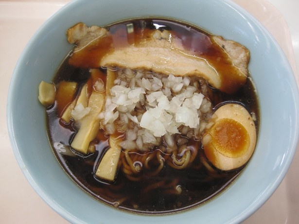 酒々井PAの「黒醤油ラーメン」(680円)