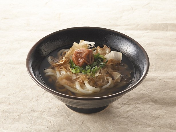幕張PAの「梅おかかうどん」(490円)