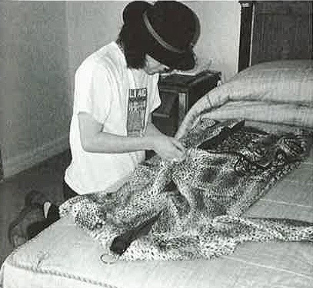 キース・リチャーズさんの衣装製作をする辻野さん