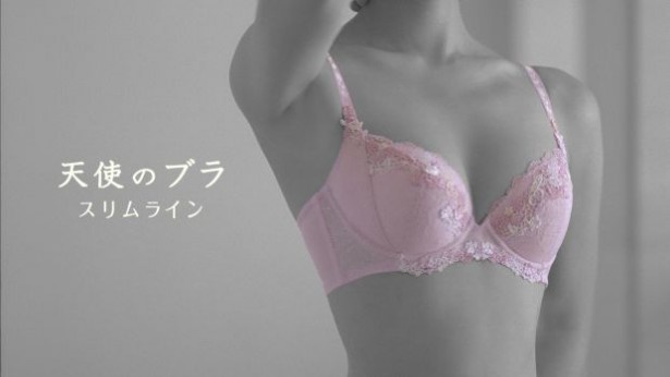 【写真を見る】きれいな谷間を実現する「天使のブラ」！