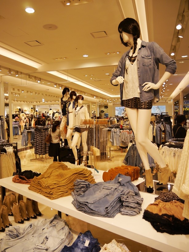 1階のレディスファッションは最新のトレンドを取り入れた商品が並ぶ