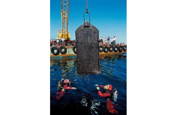 「ネクタネボ1世のステラ」引き揚げのようす［第30王朝、前378年］ (C)Franck Goddio/Hilti Foundation-Photo:Christoph Gerigk