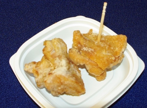 【写真を見る】最高金賞受賞の「もり山」(右)と「ジョニーのからあげ」 