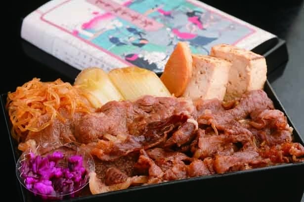 A5ランクの黒毛和牛を秘伝の割下で調理した、特製のすきやき弁当。「上すきやき弁当」（1050円）/牛鍋処　荒井屋