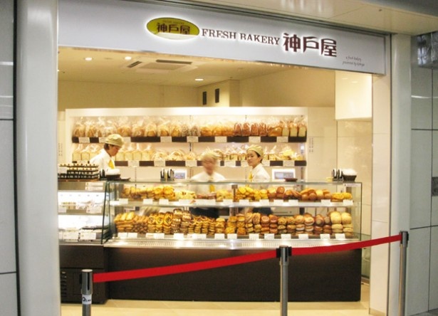 改札の中にある「フレッシュベーカリー神戸屋」は通勤・通学時に立ち寄れるので便利