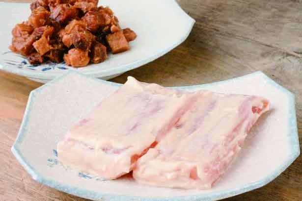 手前から「かじきの粕漬」（1枚420円）、「1枚まぐろの角煮」（120g・578円）/山久