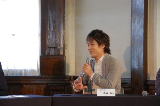 「口の周りにできる”泡のヒゲ”がキレイにできますよね」と森崎さん。”泡のもち”がいいから“泡のヒゲ”がキレイにできる。大麦のたんぱく質の量や質が「泡」の良さを作っている