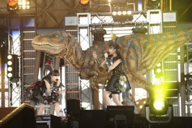 西武ドームには、なんとティラノサウルスもステージに登場！