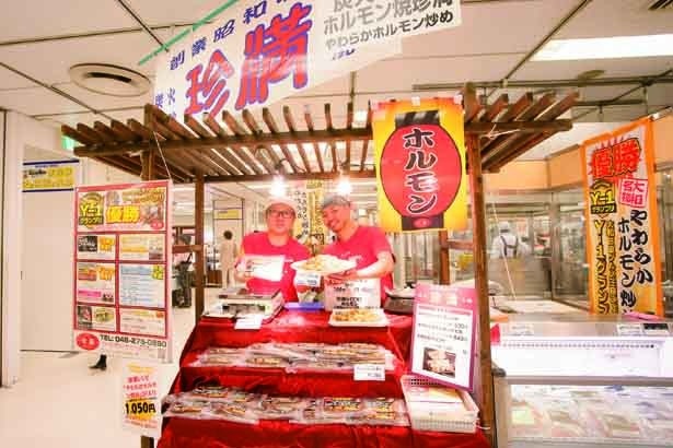 2代目大将の菊池　努さん（左）をはじめ、スタッフの熱気が伝わってくるブース/炭火・七輪　ホルモン焼　珍満