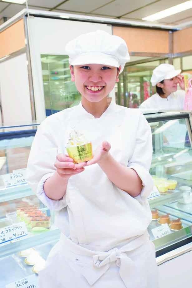 製造スタッフの羽田　恵さん。手にもつ「ティラミス」（420円）は同店でダントツの人気！/オ　プティ　マタン