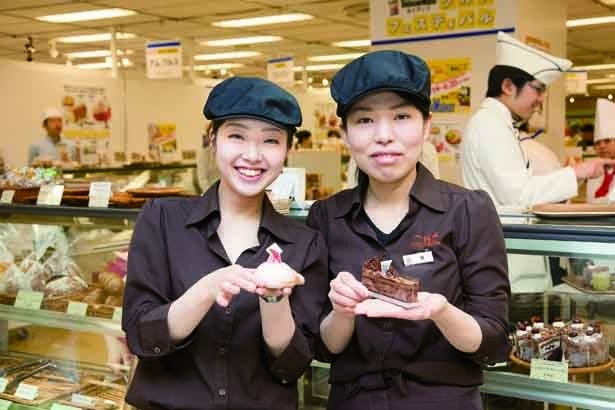 一夜城店限定商品「ジョリー」（左・500円）などを手にもつ、スタッフの植原　一葉さん（左）と原　枝里子さん/一夜城 Yoroizuka Farm（いちやじょう ヨロイヅカファーム）