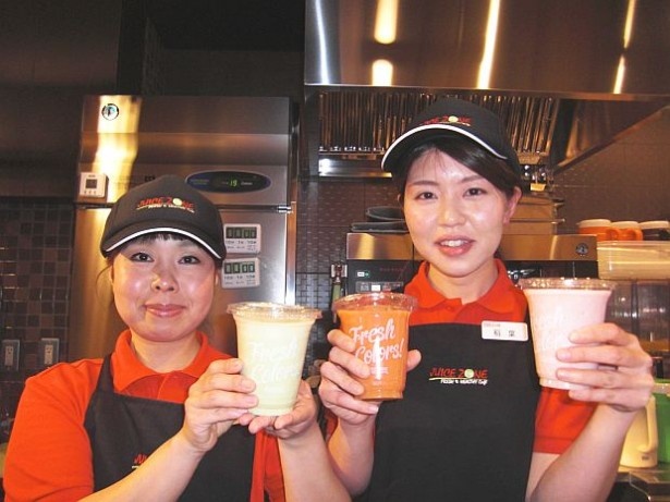 【写真を見る】「JUICE ZONE」では全15種のスムージーと全9種のフレッシュジュースを販売