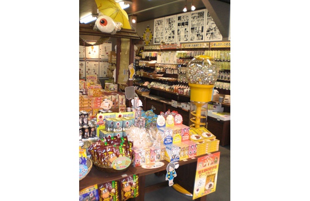 ゲゲゲの鬼太郎だけですごい品揃え！壁の展示にも注目だ！