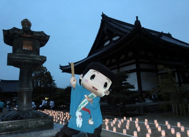 たいしくんも燈火の前ではいポーズ！