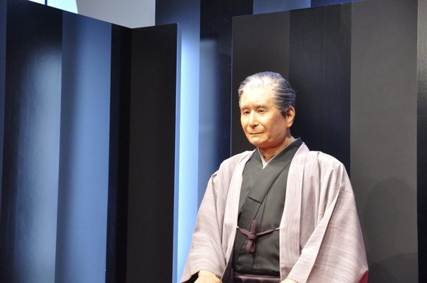 首をかしげたり、瞬きしたり、とてもリアルな人間国宝桂米朝のアンドロイド