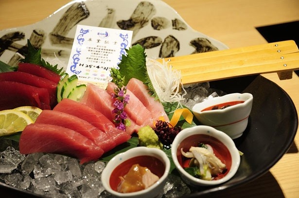 本マグロ三昧お造り盛り。卒業証書は近大が養殖した証。学生手づくりの器も使われている