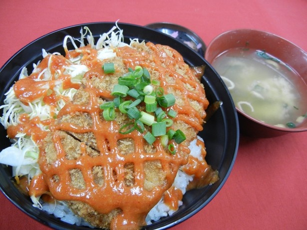 高坂SA(下り坂)の「東松山味噌かつ丼」(750円)