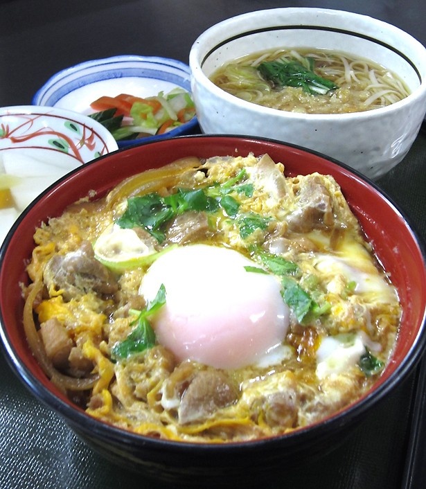 国見SA(上り線)の「川俣シャモ丼」(1300円)