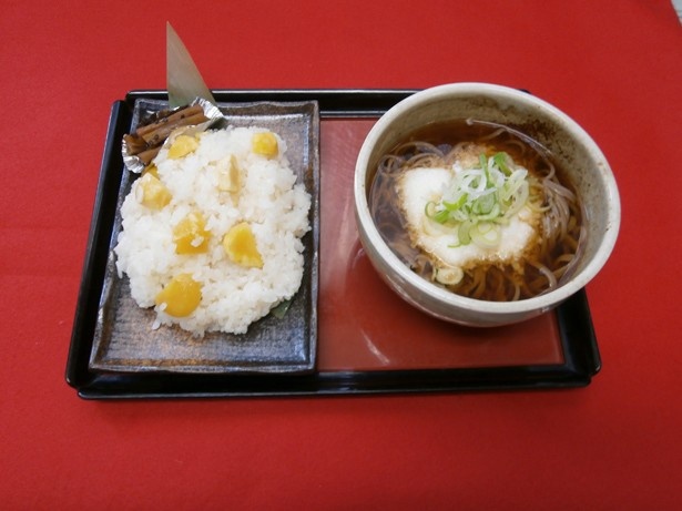 小布施PA(下り線)の「栗おこわセット」(600円)