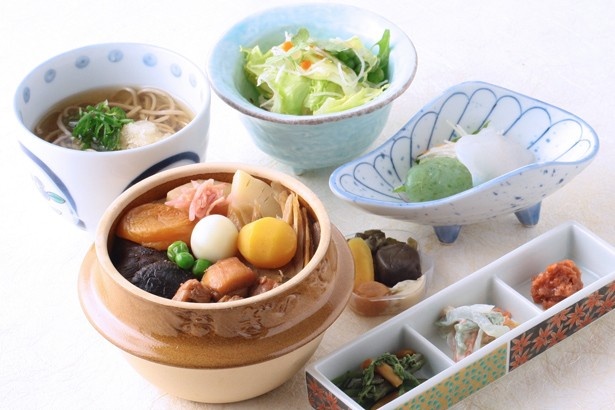 横川SA(上り線)の「峠の釜めし御膳」(1890円)
