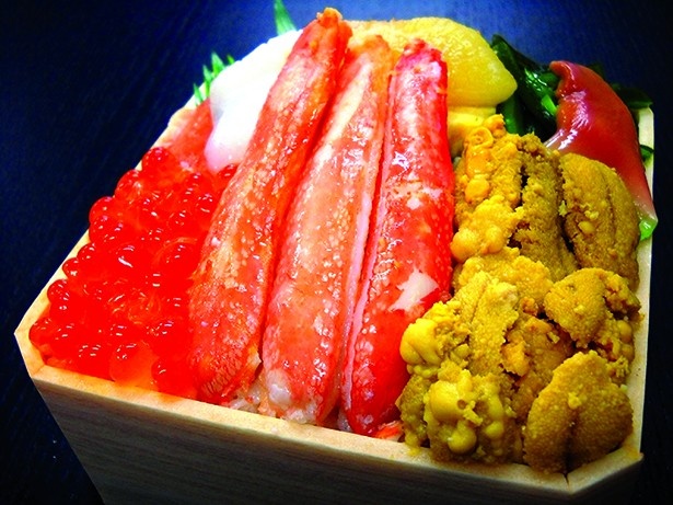 【写真を見る】北海道の海の幸がこれでもかと詰まった「北海道海鮮丼」