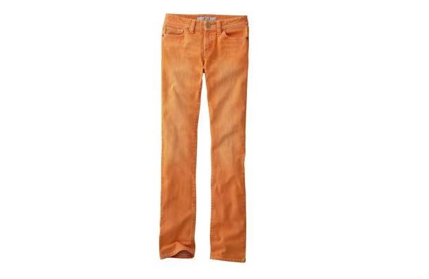 ユニクロのストレートスキニージーンズは、春らしいオレンジ（3990円）