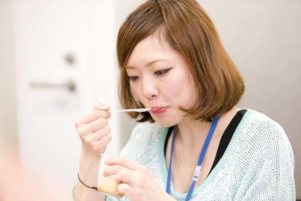 味だけでなく香りもしっかりと確かめる女子読者