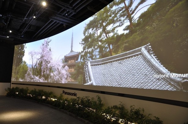 パナソニックセンター入口の巨大ディスプレー。240インチの画面を3つつないだ大画面に四季や日本の街並み、風物などが映し出され、吸い込まれるよう