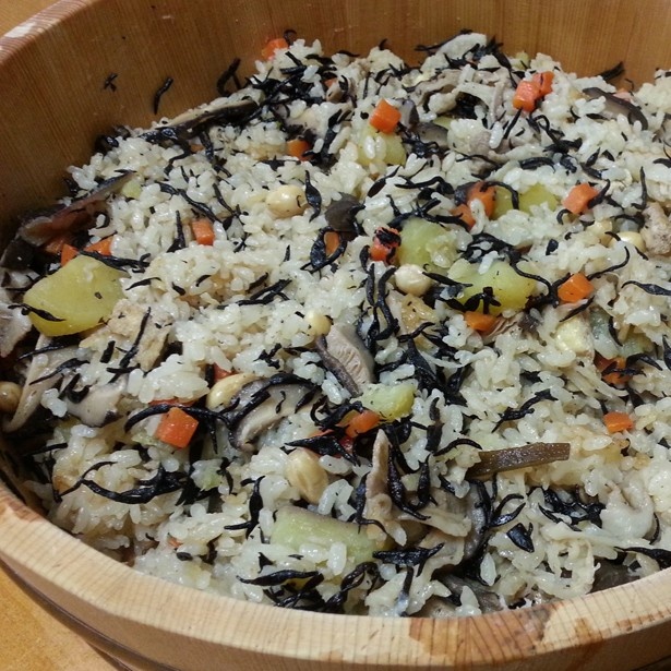 お出汁をとった昆布や鰹節も一緒に炊いちゃいます♪