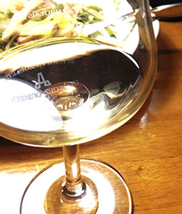 日本酒＝おちょこ、とは限りません。ワイングラスで飲むと、また違った気分で楽しめちゃいます。
