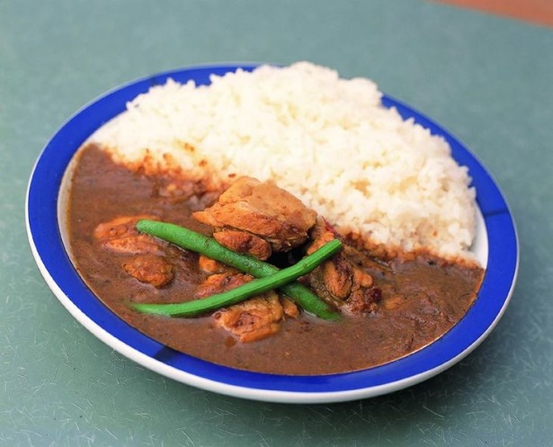 よこすかカレーフェスティバル2013より。12種類のスパイスでコクと辛味を効かせているチキンカレー(500円)