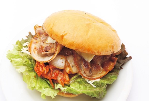 「鶴橋バーガー」の豚マヨキムチーズ ビッグバーガー￥780