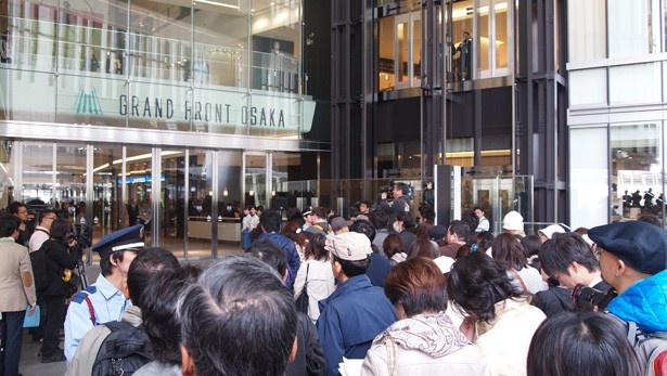 開業前の朝早くから行列がこんなに！