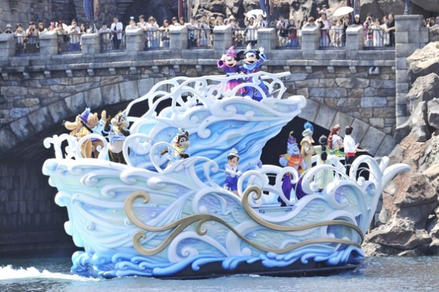 東京ディズニーシーの「ハピネスグリーティング・オン・ザ・シー」では、ミッキーたちが水上で30周年をお祝い！