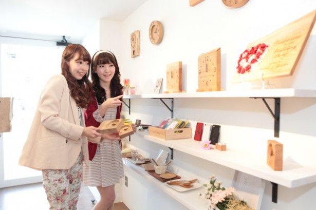【写真を見る】木や布、レザー、陶器などから好きな素材を選ぼう