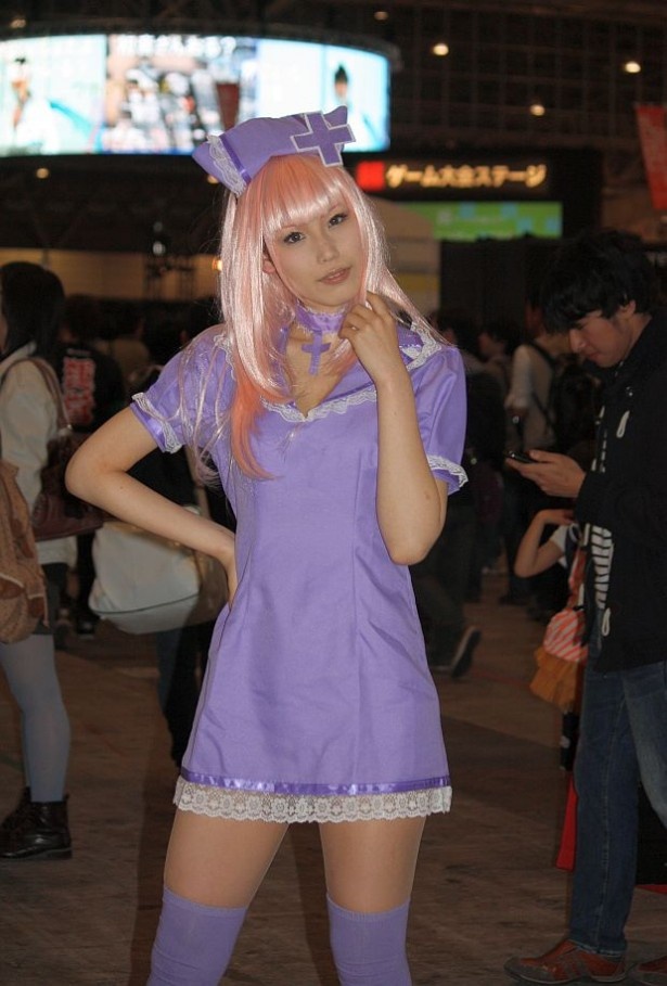 こちらはパープルのニーソで美脚を披露