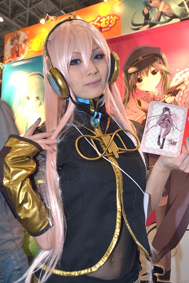 巡音ルカに扮したコスプレイヤー