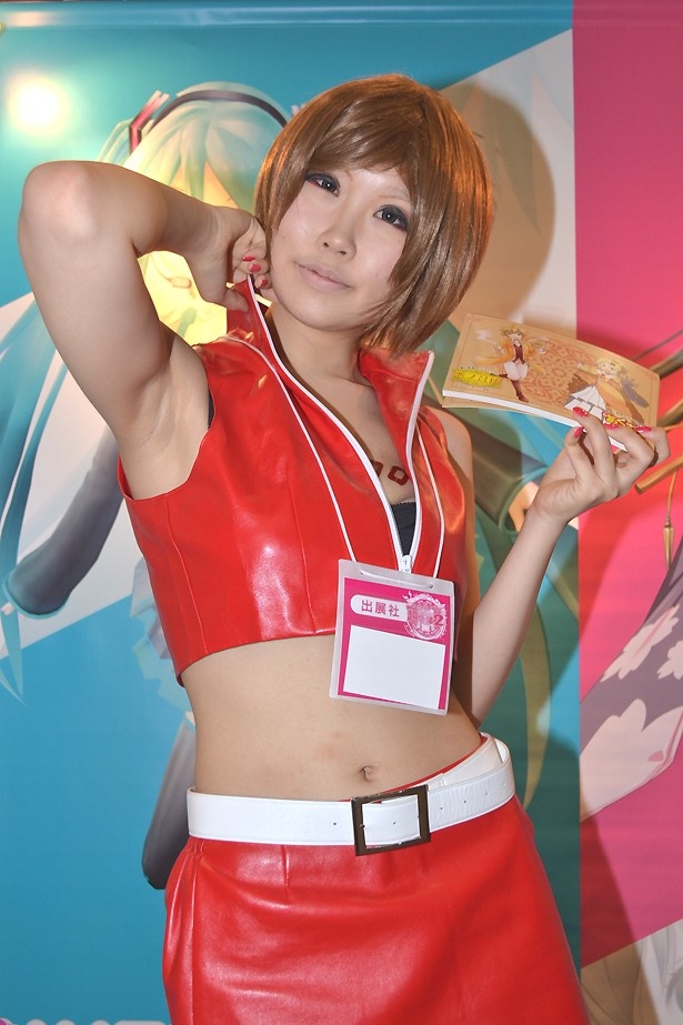 MEIKOに扮したコスプレイヤー