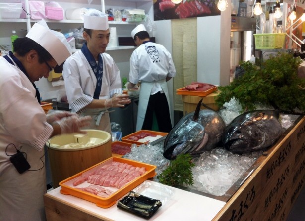 がんこ寿司のブースではマグロ解体ショーなども実施