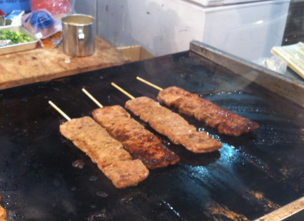 牛焼串などその場で調理したアツアツがいただける！