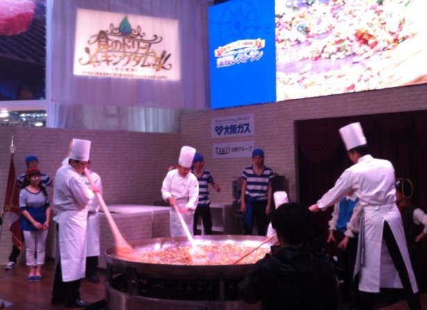 大阪ガスのブースでは巨大鍋で料理を実演
