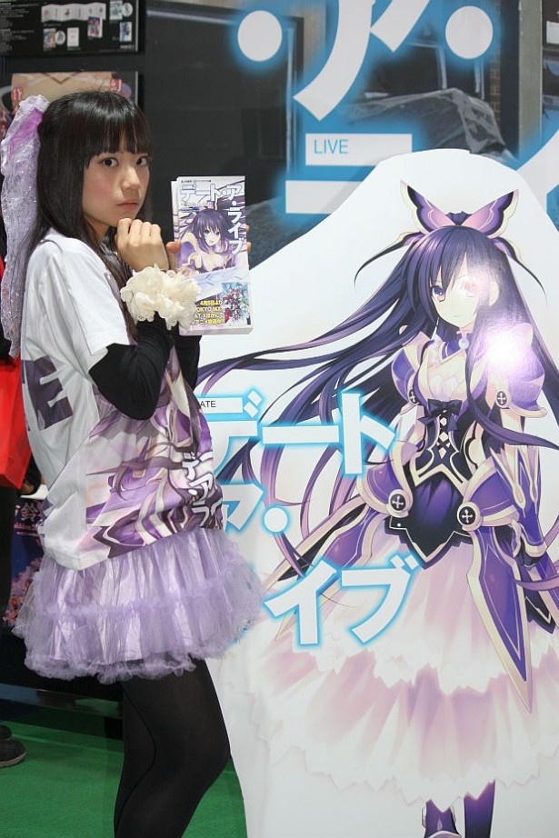 【写真を見る】美人コンパニオンも各企業ブースで奮闘！