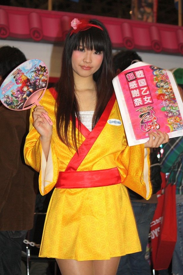 HEIWA企業ブースの美女