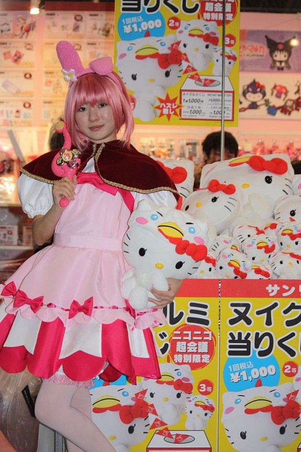 サンリオのブースでマイメロディの衣装を着て来場者を呼び込む可愛いコンパニオン