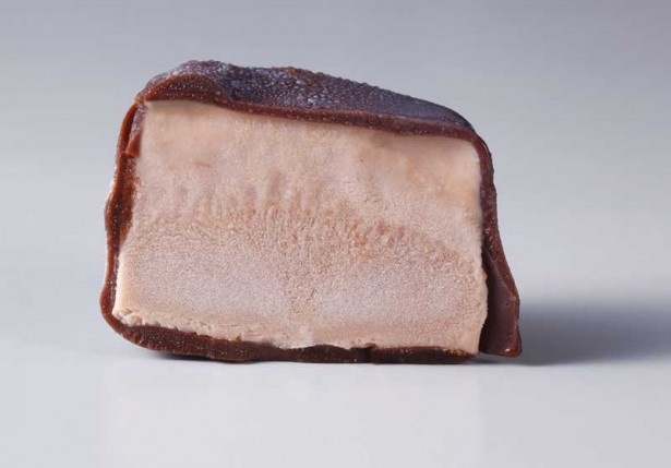  「ミッキー アイスチョコ」はバニラ、ストロベリー、チョコの3種
