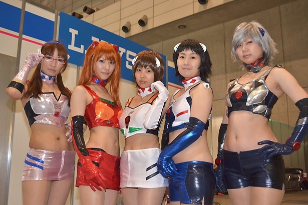 エヴァンゲリオンレーシングのレースクイーンに扮したレイヤー　写真21/40