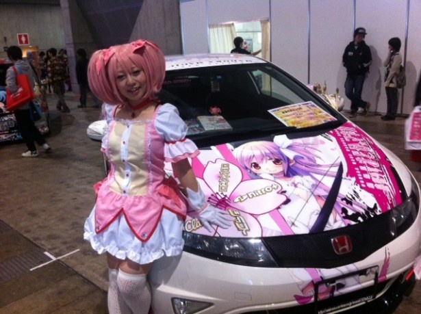 新作が待ち遠しいアニメ「魔法少女まどかマギカ」の痛車とまどかのレイヤーさん