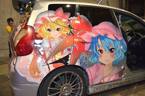 東方プロジェクトのキャラが描かれた痛車