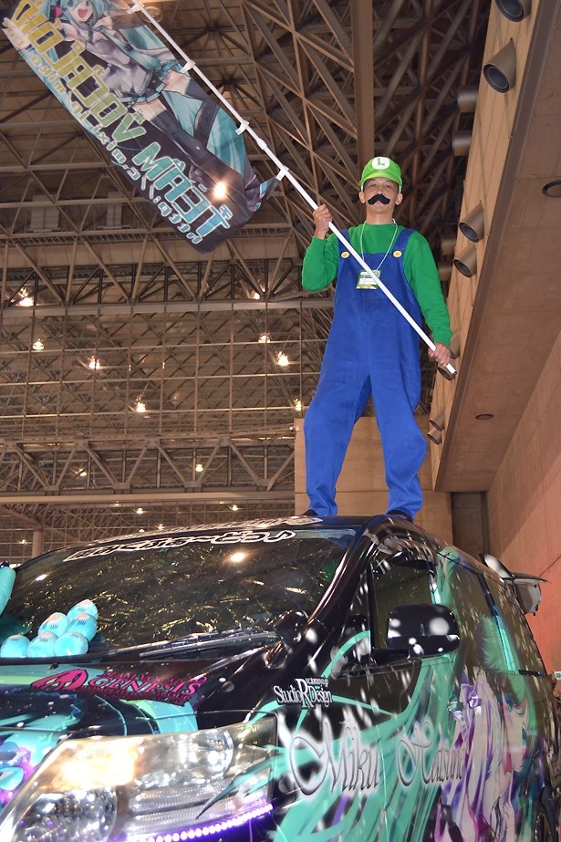 痛車の上でフラッグを振るルイージ